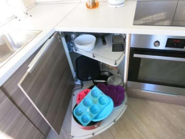 система хранения углового шкафа под мойку на кухне