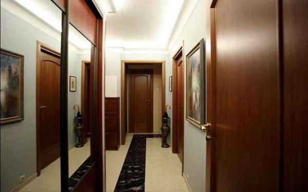 шкаф купе с зеркальными дверями в интерьере узкого коридора