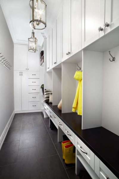 белый узкий коридор в квартире 