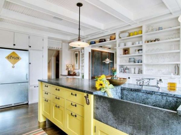 канареечно жёлтый цвет в интерьере кухни