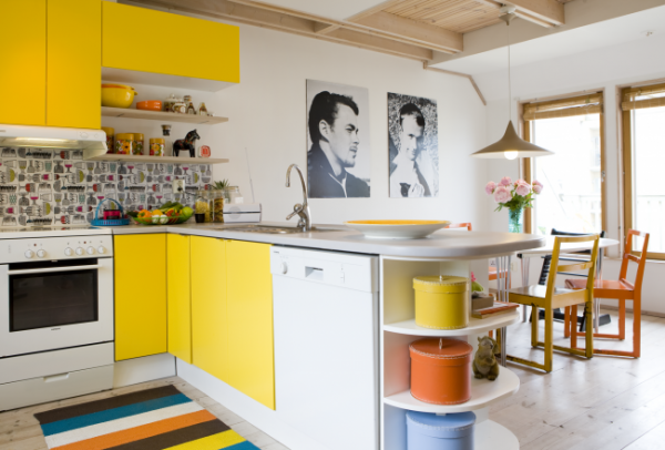 кухонный гарнитур с жёлтыми фасадами