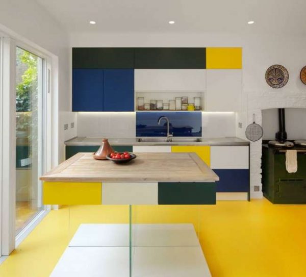 жёлтый с синим и чёрным на кухне