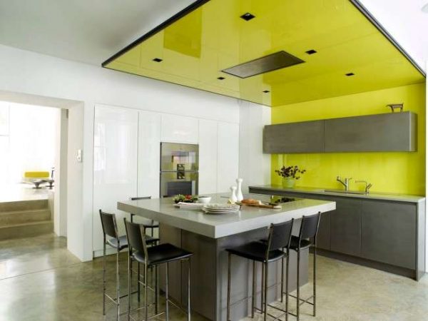 интерьер кухни жёлтого цвета на стене и потолке