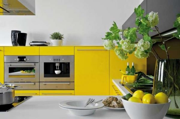 интерьер кухни жёлтого цвета
