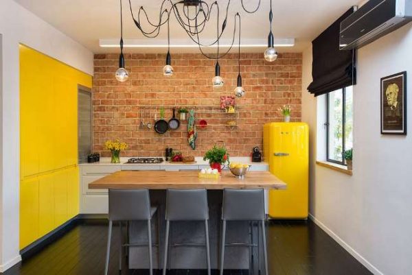 лофт с жёлтым цветом на кухне