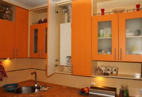 газовой котёл на оранжевой кухне
