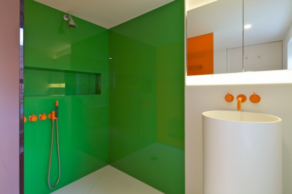 маленькая ванная комната с зелёными стенами