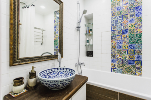 маленькая ванная комната с мозаикой
