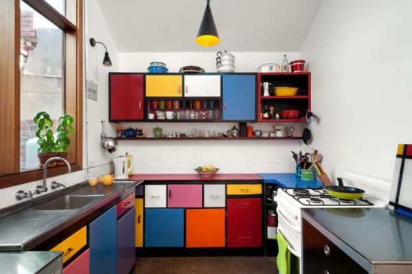 сиреневый цвет в интерьере кухни в стиле поп арт