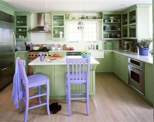 сиреневый цвет стульев на кухне