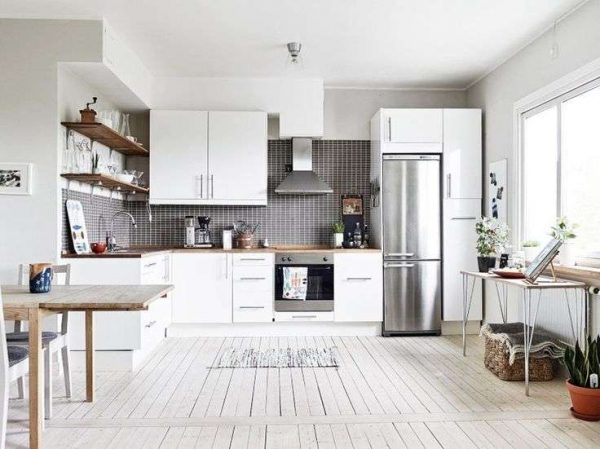 белая кухня своими руками с открытыми полками и встроенным холодильником