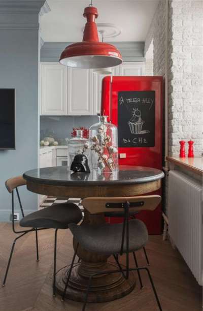 интерьер маленькой кухни с красным холодильником