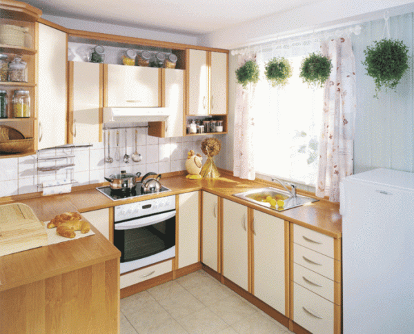 интерьер маленькой кухни с цветами