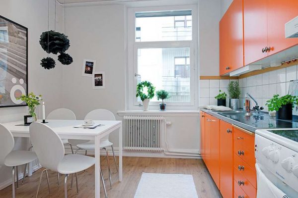 оранжевый в интерьере белой кухни