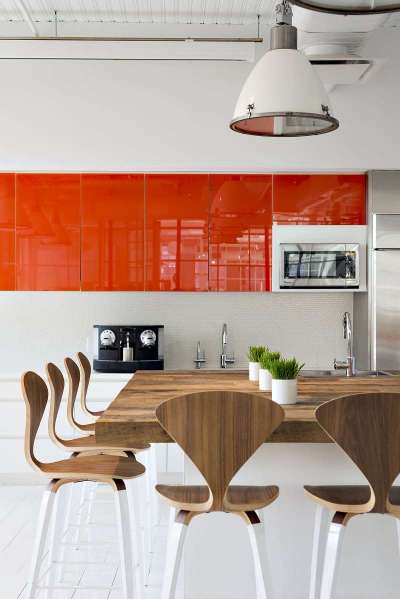 оранжевая кухня с глянцевыми поверхностями