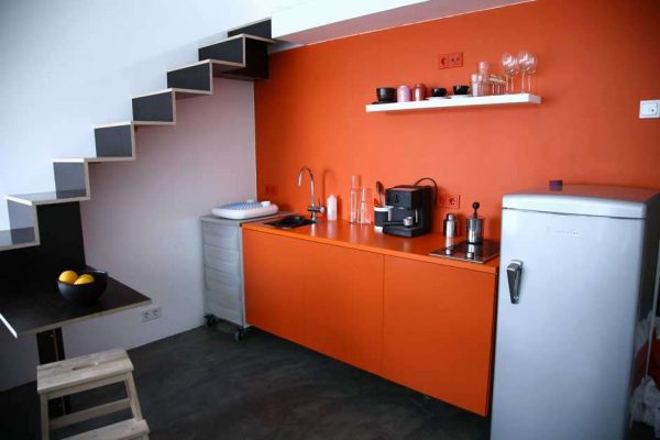 оранжевый гарнитур и стена на кухне
