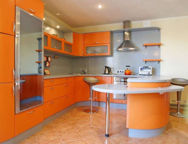 угловой оранжевый гарнитур в интерьере кухни