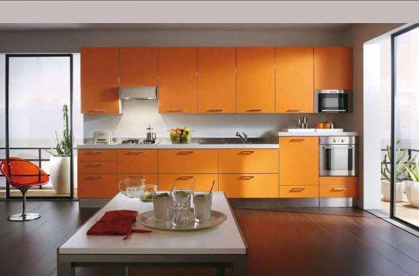 оранжевый гарнитур на кухне
