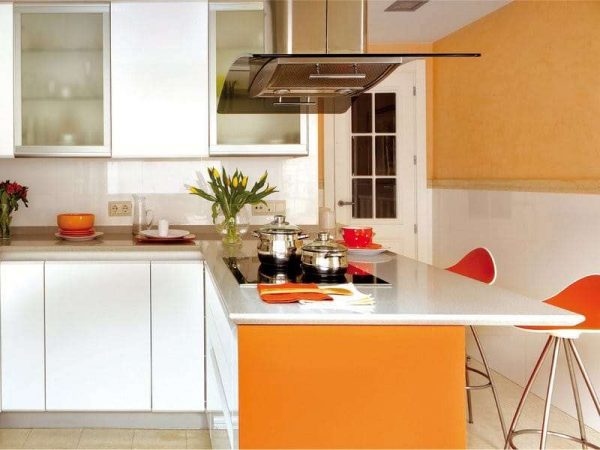 оранжевый цвет в интерьере кухни