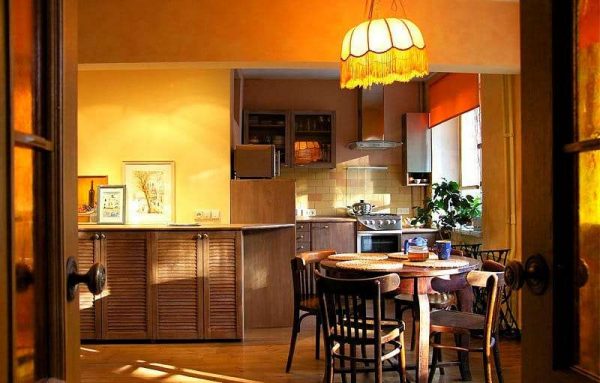 оранжевые стены в интерьере кухни