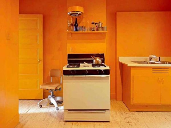 насыщенный оранжевый цвет в интерьере кухни
