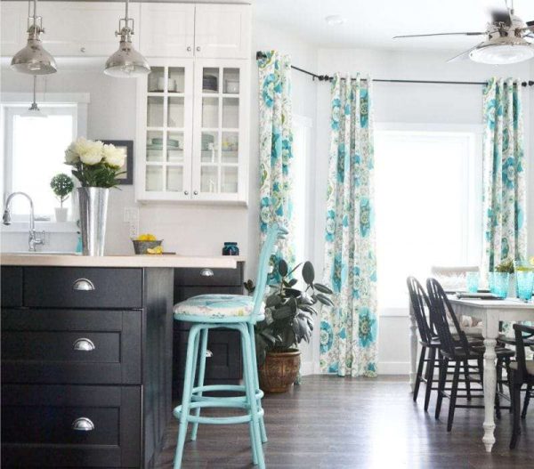 прямые шторы с цветами на кухне