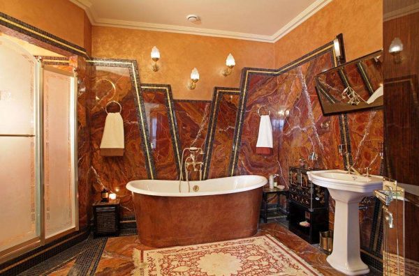 натуральный камень с мозаикой в отделке ванной комнаты