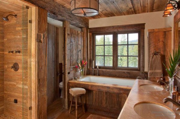 деревянные двери в интерьере ванной комнаты