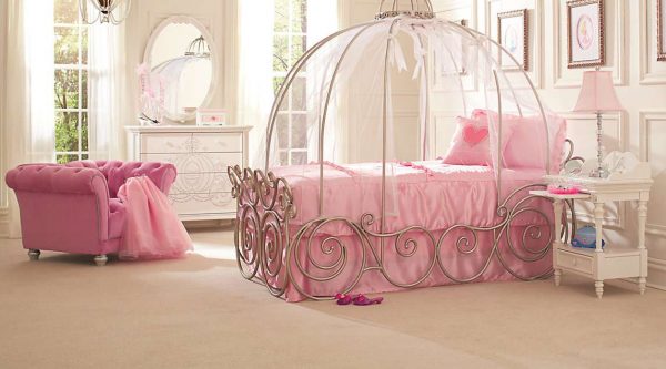 кровать принцессы в детской комнате