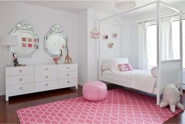 розовый ковёр в интерьере детской комнаты девочки