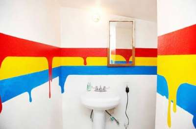 яркие краски на стенах ванной комнаты