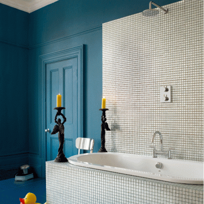 синяя краска в ванной комнате