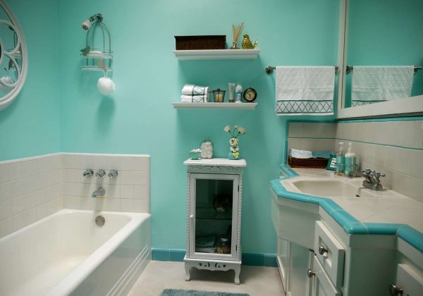 интерьер ванной комнаты с бирюзовыми стенами