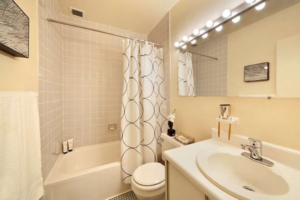 интерьер ванной комнаты с бежевыми стенами