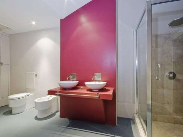 акцентная розовая стена в ванной