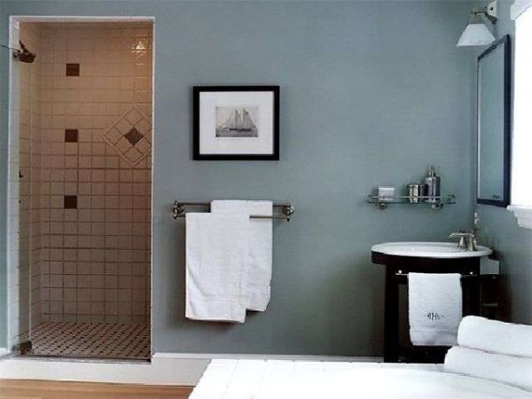 интерьер ванной комнаты с серыми стенами