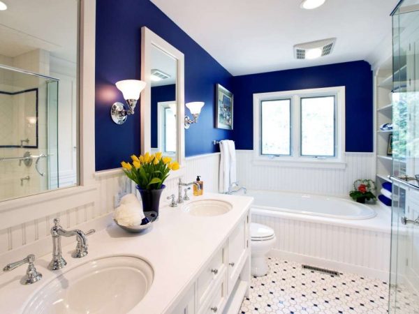 синяя краска на стенах ванной 