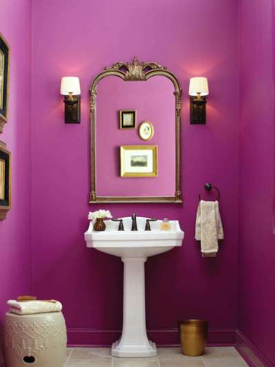 краска фиолетового цвета на стенах ванной 