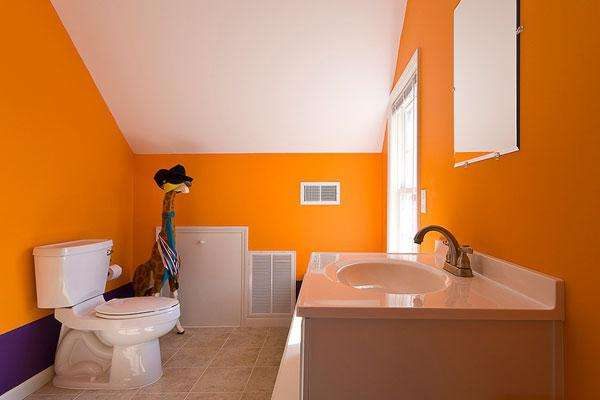 жёлтая краска на стенах ванной комнаты