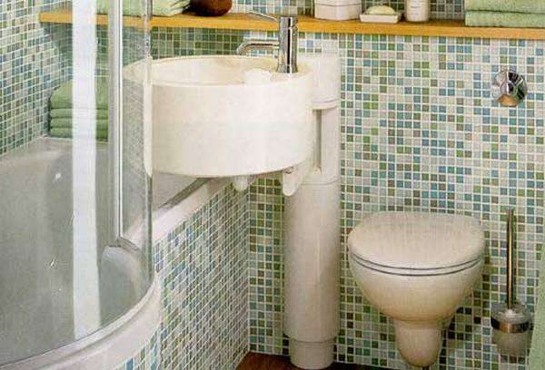 интерьер небольшой ванной комнаты с мозаикой