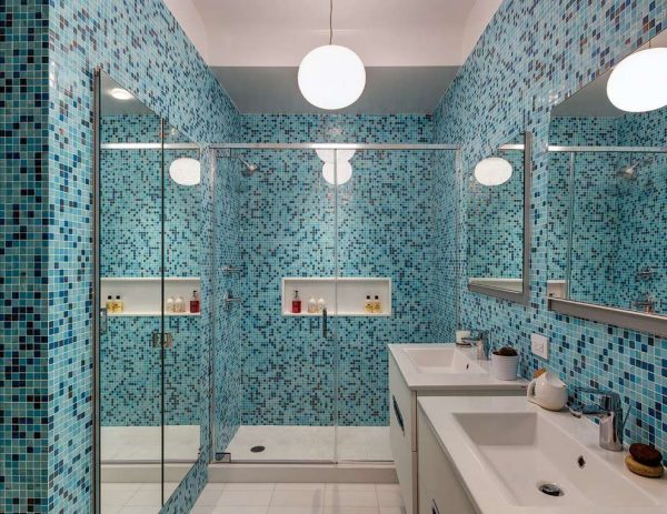 голубая мозаика в ванной