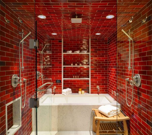 красная плитка в маленькой ванной комнате