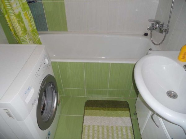 зелёная плитка в интерьере небольшой ванной 