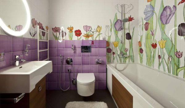 цветы на стенах в маленькой ванной комнате