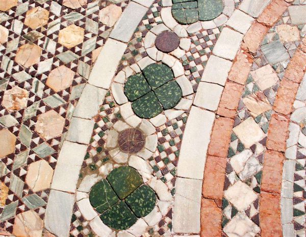 цветная мозаика из натурального камня в ванной