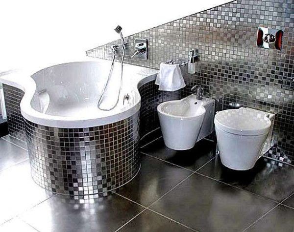 металлическая мозаика в ванной
