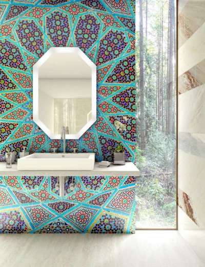 калейдоскоп из цветной мозаики в ванной