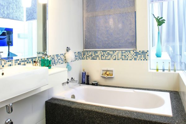 мозаичный бордюр в маленькой ванной комнате