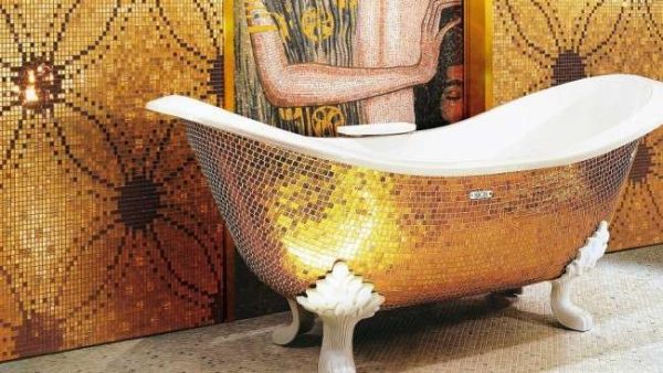 ванна оформлена золотой мозаикой 