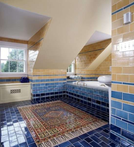 ковёр из мозаики на полу в ванной комнате